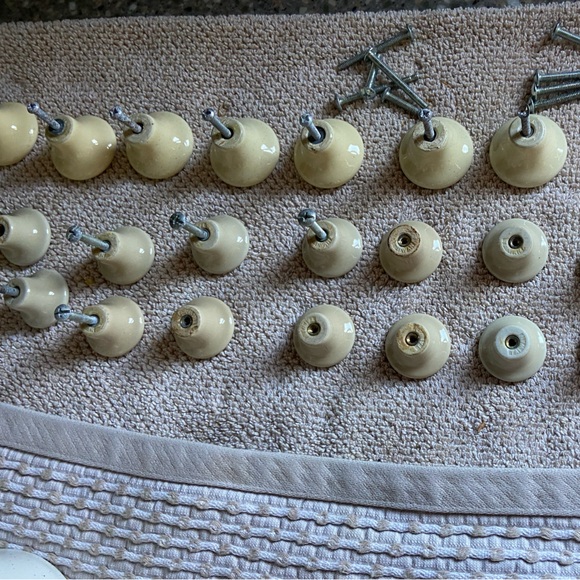 Lot of 25 Vintage Off White Porcelain Ceramic Drawer Cabinet Door Pulls - Picture 1 of 2